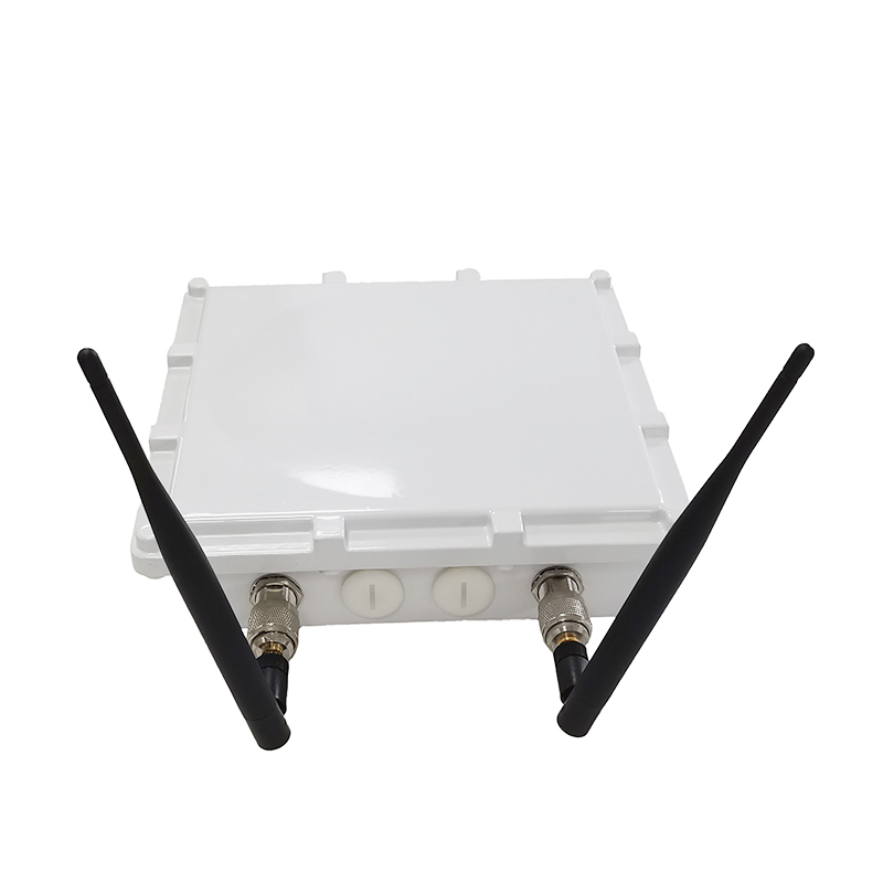 集中管理器，LoRa Wireless Gateway to manage over 200 Endpoints--管理10个以上第二级区域管理器--无线网关管理200个以上设备端口--支持Daylight Harvesting日照传感器和微波传感器--支持各种场景设置及场景开关面板--支持自获能开关--支持开环和闭环等照明控制策略--支持系统备份和恢复--支持每个设备节点的配置备份和恢复--支持耗电量收集及按时间统计和数据下载--支持现场布局图上传--支持传感器热图--支持LoRa和Zigbee多协议